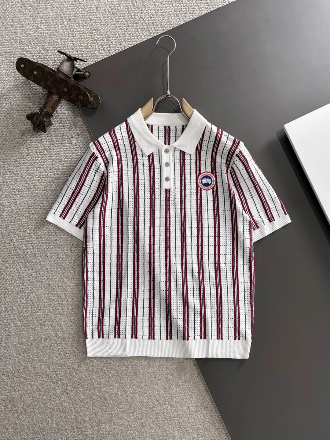 Next day shipment P300 High quality Big Goose 2025 autumn and winter new men's lapel short-sleeved T-shirt Made of combed cotton yarn knitted cotton fabric, pure cotton high-weight special yarn, it feels full of weight when weighed, and the upper body is more textured than ordinary T-shirts. This texture can cope with the weather easily and is suitable for both hot and cold! The pattern on the chest adopts three-dimensional embroidery technology, and is perfectly produced stitch by stitch with reference to the original version! Loose fit design, looks noble. Size: M to XXXL